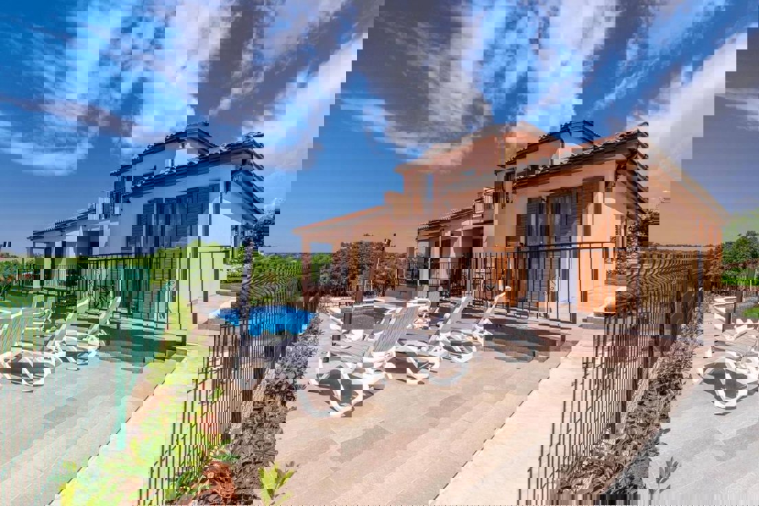 Samostojna hiša s bazenom - pogled na morje